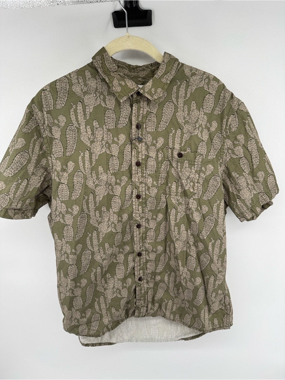 Casual Olive Green Short-Sleeve Button-Down Shirt with Cactus Print - Picture 2 of 7